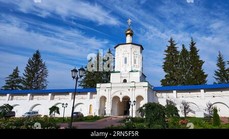 Ryazan, Russia - 27 agosto 2023: Il muro del monastero di Solotchinsky in una soleggiata giornata estiva Foto Stock