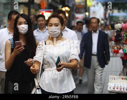 (150624) - SEOUL, 24 giugno 2015 -- i turisti camminano nel quartiere commerciale di Myeongdong a Seoul, Corea del Sud, 24 giugno 2015. Una paziente cinese, che è stata infettata con MERS in Corea del Sud, guarita e dimessa dall'ospedale il 22 giugno, l'ambasciata cinese in Corea del Sud ha detto mercoledì. ) (Dzl) COREA DEL SUD-MERS-CINESE PAZIENTE YaoxQilin PUBLICATIONxNOTxINxCHN 150624 Seoul 24 giugno 2015 turisti camminano nel distretto commerciale di Myeongdong a Seoul Corea del Sud 24 giugno 2015 una donna cinese paziente che ha infettato Mers in Corea del Sud si è ripresa e dimessa dall'ospedale IL 22 giugno Foto Stock