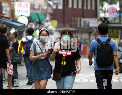 (150624) - SEOUL, 24 giugno 2015 -- i turisti camminano nel quartiere commerciale di Myeongdong a Seoul, Corea del Sud, 24 giugno 2015. Una paziente cinese, che è stata infettata con MERS in Corea del Sud, guarita e dimessa dall'ospedale il 22 giugno, l'ambasciata cinese in Corea del Sud ha detto mercoledì. ) (Dzl) COREA DEL SUD-MERS-CINESE PAZIENTE YaoxQilin PUBLICATIONxNOTxINxCHN 150624 Seoul 24 giugno 2015 turisti camminano nel distretto commerciale di Myeongdong a Seoul Corea del Sud 24 giugno 2015 una donna cinese paziente che ha infettato Mers in Corea del Sud si è ripresa e dimessa dall'ospedale IL 22 giugno Foto Stock