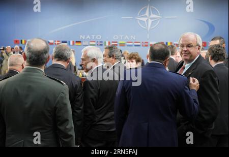 (150624) -- BRUXELLES, giugno. 24, 2015 -- i delegati partecipano alla riunione dei ministri della difesa della NATO presso la sede dell'Alleanza a Bruxelles, capitale del Belgio, giugno. 24, 2015. ZHOU LEI) BELGIO-NATO-RIUNIONE DEL MINISTRO DELLA DIFESA-STOLTENBERG ?? PUBLICATIONxNOTxINxCHN 150624 Bruxelles 24 giugno 2015 delegati partecipano alla riunione dei ministri della difesa della NATO PRESSO la sede dell'Alleanza a Bruxelles capitale del Belgio 24 giugno 2015 Zhou lei Belgio riunione dei ministri della difesa della NATO Stoltenberg PUBLICATIONxNOTxINxCHN Foto Stock