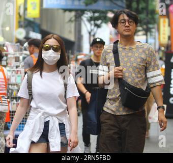 (150624) - SEOUL, 24 giugno 2015 -- i turisti camminano nel quartiere commerciale di Myeongdong a Seoul, Corea del Sud, 24 giugno 2015. Una paziente cinese, che è stata infettata con MERS in Corea del Sud, guarita e dimessa dall'ospedale il 22 giugno, l'ambasciata cinese in Corea del Sud ha detto mercoledì. ) (Dzl) COREA DEL SUD-MERS-CINESE PAZIENTE YaoxQilin PUBLICATIONxNOTxINxCHN 150624 Seoul 24 giugno 2015 turisti camminano nel distretto commerciale di Myeongdong a Seoul Corea del Sud 24 giugno 2015 una donna cinese paziente che ha infettato Mers in Corea del Sud si è ripresa e dimessa dall'ospedale IL 22 giugno Foto Stock