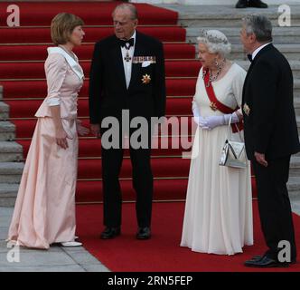 BERLINO, 24 giugno 2015 - il presidente tedesco Joachim Gauck (1st R) saluta la regina Elisabetta II (2nd R) e il principe Filippo (3rd R) al Palazzo Bellevue a Berlino, in Germania, il 24 giugno 2015. La regina Elisabetta II e suo marito il principe Filippo sono in visita ufficiale in Germania. ) GERMANIA-BERLINO-GRAN BRETAGNA-ROYALS-VISIT LuoxHuanhuan PUBLICATIONxNOTxINxCHN Berlino 24 giugno 2015 il presidente tedesco Joachim Gauck i r saluta la regina Elisabetta II e il principe Filippo III r al Palazzo Bellevue di Berlino Germania IL 24 giugno 2015 la regina Elisabetta II e suo marito il principe Filippo sono a Offi Foto Stock