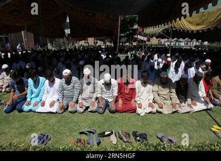 (150626) -- SRINAGAR, 26 giugno 2015 -- i musulmani del Kashmir offrono preghiere il secondo venerdì del mese santo del Ramadan alla grande Moschea di Srinagar, capitale estiva del Kashmir controllato dagli indiani, 26 giugno 2015. ) KASHMIR-SRINAGAR-RAMADAN JavedxDar PUBLICATIONxNOTxINxCHN 150626 Srinagar giugno 26 2015 i musulmani del KASHMIR OFFRONO preghiere IL secondo venerdì del mese Santo del Ramadan ALLA grande Moschea di Srinagar capitale estiva del Kashmir controllato dall'India giugno 26 2015 Kashmir Srinagar Ramadan JavedxDar PUBLICATIONXNOTxCHN Foto Stock