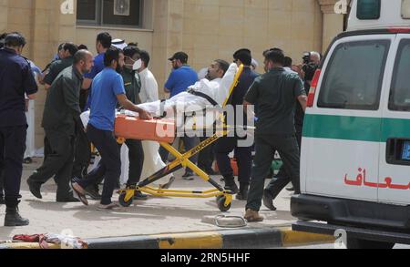 (150626) -- KUWAIT CITY, 26 giugno 2015 -- Un ferito viene trasferito fuori dalla Moschea Imam Sadiq a seguito di un attentato suicida nella città del Kuwait, capitale del Kuwait, 26 giugno 2015. Venerdì il ministero degli interni del Kuwait ha dichiarato che 25 persone sono state uccise nell'attentato suicida contro la Moschea Imam Sadiq, una moschea musulmana sciita, mentre il gruppo militante dello Stato Islamico (IS) ha rivendicato la responsabilità dell'attacco. ) (Djj) KUWAIT-KUWAIT CITY-SHIITE MUSLIM MOSQUE-ATTACK noufalxibrahim PUBLICATIONxNOTxINxCHN 150626 Kuwait City giugno 26 2015 un ferito VIENE trasferito all'esterno della Moschea Imam Sadiq a seguito di un Foto Stock