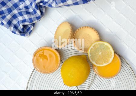 Tartaruga al limone e base di tartaruga preconfezionata, tartelette, limone Foto Stock