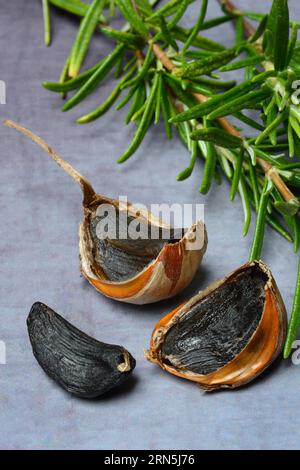 Aglio fermentato nero, spicchi d'aglio Foto Stock