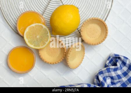 Tartaruga al limone e base di tartaruga preconfezionata, tartelette, limone Foto Stock
