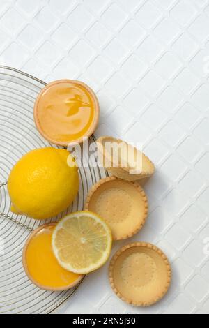 Tartaruga al limone e base di tartaruga preconfezionata, tartelette, limone Foto Stock