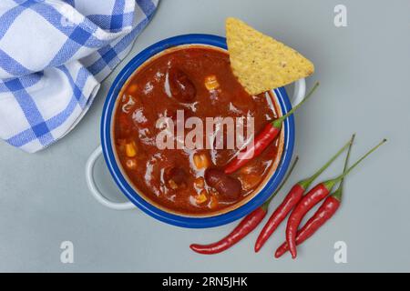 Chilli con carne, stufato di fagioli in pentole con taco e peperoncino Foto Stock