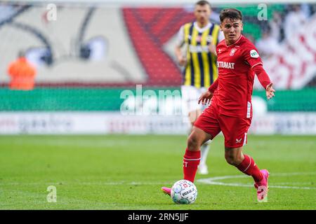 Enschede, Paesi Bassi. 31 agosto 2023. ENSCHEDE, PAESI BASSI - AGOSTO 31: Manfred Ugalde del FC Twente corre con la palla durante la partita Play-Off Leg 2 della UEFA Europa Conference League tra FC Twente e Fenerbahce al De Grolsch Veste il 31 agosto 2023 a Enschede, Paesi Bassi. (Foto di Joris Verwijst/Orange Pictures) credito: Orange Pics BV/Alamy Live News Foto Stock