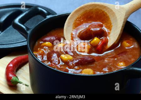 Chilli con carne, stufato di fagioli in pentole e peperoncino Foto Stock