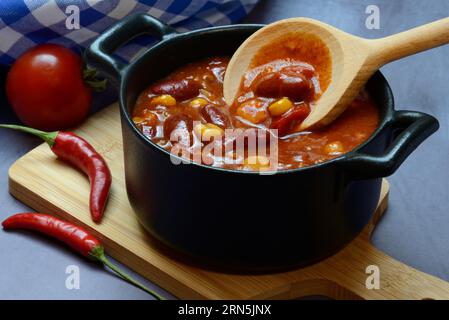 Chilli con carne, stufato di fagioli in pentole e peperoncino Foto Stock