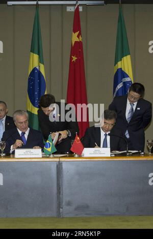 Il Vice Primier cinese Wang Yang (2° R) e il Vice Presidente brasiliano Michel Temer (1° L) firmano gli accordi durante la quarta riunione del Comitato di coordinamento e cooperazione ad alto livello Cina-Brasile (COSBAN) a Brasilia, Brasile, 26 giugno 2015. ) (Dzl) BRAZIL-BRASILIA-CHINA-WANG YANG-COSBAN RongxHao PUBLICATIONxNOTxINxCHN Vice Primier cinese Wang Yang 2nd r e Vice President brasiliano Michel Témer 1st l firma degli accordi durante la quarta riunione del Comitato di coordinamento e cooperazione ad alto livello Cina-Brasile a Brasilia Brasile giugno 26 2015 dzl Brasile Brasilia China-China-China-China-China-China-China-China-China-China-China-China-China-China-China-China-China Foto Stock