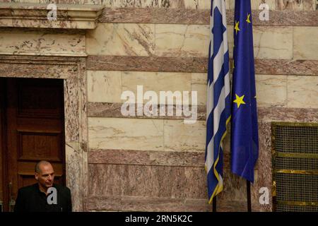 (150628) -- ATENE, 28 giugno 2015 -- il ministro delle finanze greco Yanis Varoufakis arriva per tenere un discorso durante una sessione parlamentare ad Atene, in Grecia, il 28 giugno 2015. Il parlamento greco ha iniziato sabato a mezzogiorno un dibattito d'emergenza sulla richiesta a sorpresa del governo per un referendum del 5 luglio sull'accordo sul debito i creditori internazionali hanno messo sul tavolo nel tentativo di evitare un default greco e un possibile Grexit nelle prossime settimane. Il presidente dell'Eurogruppo Jeroen Dijsselbloem ha dichiarato sabato che 18 ministri finanziari dell'Eurogruppo hanno respinto la richiesta della Grecia di una proroga in modo da poter mettere i creditori Foto Stock