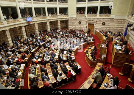 (150628) -- ATENE, 28 giugno 2015 -- i legislatori greci partecipano a una sessione parlamentare per il voto di un referendum proposto dal governo ad Atene, Grecia, 28 giugno 2015. Il parlamento greco ha iniziato sabato a mezzogiorno un dibattito d'emergenza sulla richiesta a sorpresa del governo per un referendum del 5 luglio sull'accordo sul debito i creditori internazionali hanno messo sul tavolo nel tentativo di evitare un default greco e un possibile Grexit nelle prossime settimane. Il presidente dell'Eurogruppo Jeroen Dijsselbloem ha dichiarato sabato che 18 ministri finanziari dell'Eurogruppo hanno respinto la richiesta della Grecia di una proroga per poter dare credito Foto Stock