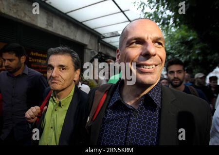 (150628) -- ATENE, 28 giugno 2015 -- il ministro delle finanze greco Yanis Varoufakis (R) e il vice ministro degli affari economici internazionali Euclid Tsakalotos (L) arrivano per una riunione urgente del gabinetto presso Maximos Mansion ad Atene, capitale della Grecia, il 28 giugno 2015. Il primo ministro greco Alexis Tsipras ha annunciato un giorno festivo e controlli sui capitali sotto la raccomandazione della Banca centrale di Grecia, rivolgendosi alla nazione durante una dichiarazione televisiva di domenica sera. ) GRECIA-ATENE-POLITICA-DEBITO-CRISI MariosxLolos PUBLICATIONxNOTxINxCHN 150628 Atene giugno 28 2015 Ministri delle finanze greci Foto Stock