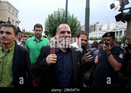 (150628) -- ATENE, 28 giugno 2015 -- il ministro delle finanze greco Yanis Varoufakis (C) e il vice ministro degli affari economici internazionali Euclid Tsakalotos (L) arrivano per una riunione urgente del gabinetto presso Maximos Mansion ad Atene, capitale della Grecia, il 28 giugno 2015. Il primo ministro greco Alexis Tsipras ha annunciato un giorno festivo e controlli sui capitali sotto la raccomandazione della Banca centrale di Grecia, rivolgendosi alla nazione durante una dichiarazione televisiva di domenica sera. ) GRECIA-ATENE-POLITICA-DEBITO-CRISI MariosxLolos PUBLICATIONxNOTxINxCHN 150628 Atene giugno 28 2015 Ministri delle finanze greci Foto Stock