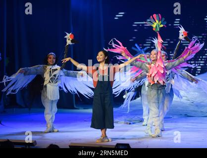 (150629) -- PECHINO, 29 giugno 2015 -- le attrici si esibiscono durante una conferenza stampa del dramma di marionette The Story of Red-Crown Crane a Pechino, capitale della Cina, 29 giugno 2015. Il dramma di marionette The Story of Red-Crown Crane , una straordinaria opera del China Puppet Art Theatre, sarà messo in scena al National Center for the Performing Arts dal 3 al 5 luglio. )(wjq) CHINA-BEIJING-PUPPPY PLAY-PRESS CONFERENCE (CN) LuoxXiaoguang PUBLICATIONxNOTxINxCHN 150629 Pechino giugno 29 2015 le attrici si esibiscono durante una conferenza stampa del Puppet Play The Story of Red Crown Crane a Pechino capitale Foto Stock