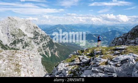 Alpinista su un sentiero di cresta, attraversando l'Hackenkoepfe, dietro la cima, Scheffauer, montagne rocciose del Kaisergebirge, Wilder Kaiser, Kitzbuehler Foto Stock