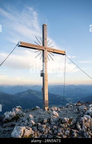 Croce sommitale dello Scheffauer, Kaisergebirge, Wilder Kaiser, Alpi Kitzbuehel, Tirolo, Austria Foto Stock