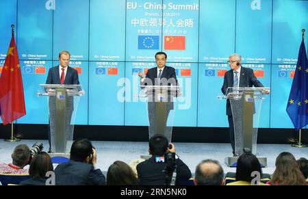 (150629) -- BRUXELLES, 29 giugno 2015 -- il Premier cinese li Keqiang (C), il presidente del Consiglio europeo Donald Tusk (L) e il presidente della Commissione europea Jean-Claude Juncker (R) si incontrano con la stampa dopo la diciassettesima riunione dei leader Cina-UE tenutasi a Bruxelles, in Belgio, il 29 giugno 2015. )(wjq) BELGIO-BRUXELLES-CINA-li KEQIANG-EU-PRESS MEETING YaoxDawei PUBLICATIONxNOTxINxCHN 150629 Bruxelles giugno 29 2015 il Premier cinese ha lasciato Keqiang C Presidente del Consiglio europeo Donald Tusk l e Presidente della Commissione europea Jean Claude Juncker r incontro con la stampa dopo la 17a China EU Leaders M Foto Stock