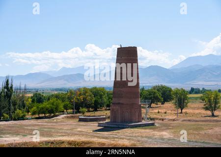 Torre di Burana, resti del minareto Karakhanide, antica città istroica di Balasagun sulla via della seta, balbali, pietre tombali storiche a forma di uomo Foto Stock