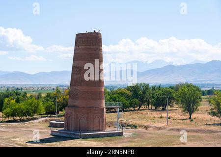 Torre di Burana, resti del minareto Karakhanide, antica città istroica di Balasagun sulla via della seta, balbali, pietre tombali storiche a forma di uomo Foto Stock