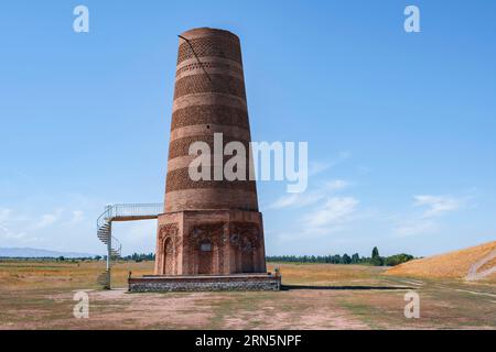 Torre di Burana, resti del minareto Karakhanide, antica città istroica di Balasagun sulla via della seta, balbali, pietre tombali storiche a forma di uomo Foto Stock