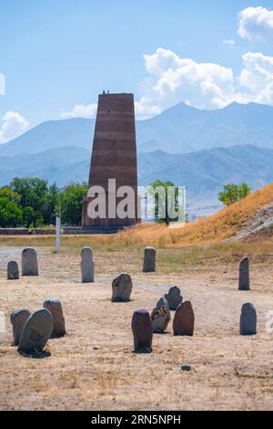 Torre di Burana, resti del minareto Karakhanide, antica città istroica di Balasagun sulla via della seta, balbali, pietre tombali storiche a forma di uomo Foto Stock