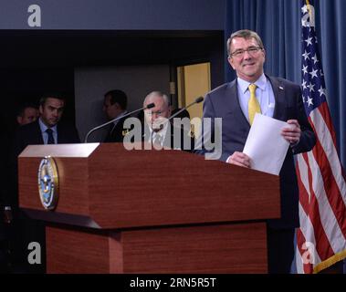 WASHINGTON D.C., il Segretario alla difesa degli Stati Uniti Ashton Carter partecipa a una conferenza stampa al Pentagono a Washington D.C., capitale degli Stati Uniti, 1 luglio 2015. Il Pentagono di mercoledì ha avvertito di possibili attacchi da parte dei sostenitori dello Stato Islamico (IS), il gruppo estremista, negli Stati Uniti durante la festa federale dell'indipendenza che coincide il sabato. ) U.S.-WASHINGTON D.C.-PENTAGONO-CONFERENZA STAMPA BaoxDandan PUBLICATIONxNOTxINxCHN Washington D C il segretario alla difesa degli Stati Uniti Ashton Carter partecipa a una conferenza stampa AL Pentagono a Washington DC capitale degli Stati Uniti luglio Foto Stock