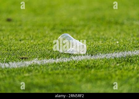 Enschede, Paesi Bassi. 31 agosto 2023. ENSCHEDE, PAESI BASSI - AGOSTO 31: Coppa di plastica lanciata sul campo durante la partita Play-Off Leg 2 della UEFA Europa Conference League tra FC Twente e Fenerbahce al De Grolsch Veste il 31 agosto 2023 a Enschede, Paesi Bassi. (Foto di Joris Verwijst/Orange Pictures) credito: Orange Pics BV/Alamy Live News Foto Stock