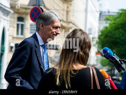 (150702) -- VIENNA, 2 luglio 2015 -- il ministro degli Esteri britannico Philip Hammond si rivolge ai media di fronte all'hotel Palais Coburg, dove si svolgono colloqui nucleari a Vienna, in Austria, il 2 luglio 2015. L'Iran e le potenze mondiali stanno compiendo progressi nell'ultimo ciclo di colloqui sul programma nucleare dell'Iran, ha affermato che mercoledì, un giorno dopo la scadenza autoimposta del 30 giugno, i migliori diplomatici degli Stati Uniti e dell'Iran. Come ha annunciato martedì la vice portavoce del Dipartimento di Stato degli Stati Uniti Marie Harf, il nuovo ciclo di colloqui nucleari è stato esteso dal 30 giugno al 7 luglio. ) AUSTRIA-VIENNA-IRAN-NUCLEARE- Foto Stock