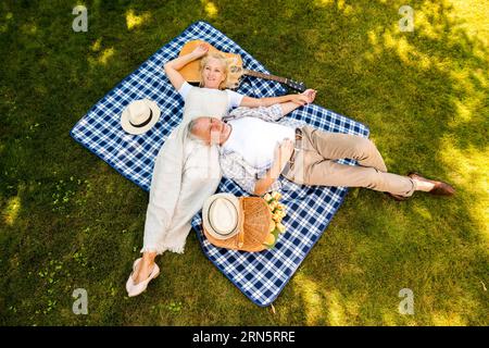 Coppia anziana ad alto angolo rilassante Foto Stock