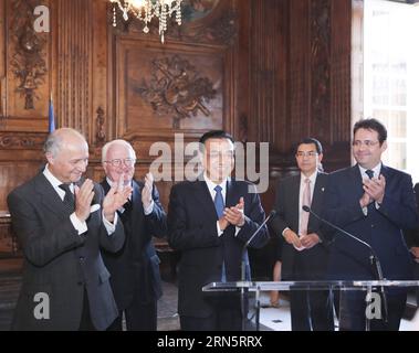 (150701) -- ARLES, - il Premier cinese li Keqiang (C) visita Arles, Francia meridionale, 1 luglio 2015. ) (mp) FRANCE-ARLES-CHINA-li KEQIANG-VISIT DingxLin PUBLICATIONxNOTxINxCHN 150701 Arles Chinese Premier Left Keqiang C Visit Arles South France July 1 2015 MP France Arles China Left Keqiang Visit DingxLin PUBLICATIONxNOTxINxCHN Foto Stock