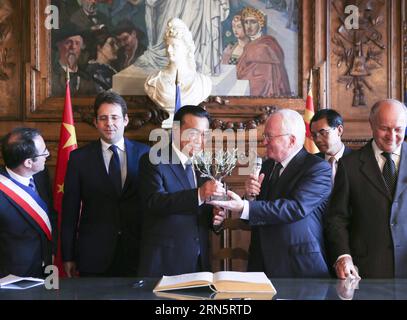 (150701) -- ARLES, - Chinese Premier li Keqiang (3rd L) visits Arles, South France, 1 luglio 2015. ) (mp) FRANCE-ARLES-CHINA-li KEQIANG-VISIT DingxLin PUBLICATIONxNOTxINxCHN 150701 Arles Chinese Premier Left Keqiang 3rd l Visit Arles South France July 1 2015 MP France Arles China Left Keqiang Visit DingxLin PUBLICATIONxNOTxINxCHN Foto Stock