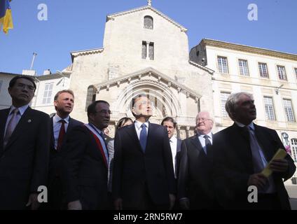 (150701) -- ARLES, - il Premier cinese li Keqiang (4th L) visita Arles, Francia meridionale, 1 luglio 2015. ) (mp) FRANCE-ARLES-CHINA-li KEQIANG-VISIT DingxLin PUBLICATIONxNOTxINxCHN 150701 Arles Chinese Premier Left Keqiang 4th l Visit Arles South France 1 July 2015 MP France Arles China Left Keqiang Visit DingxLin PUBLICATIONxNOTxINxCHN Foto Stock