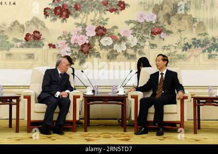 (150703) -- PECHINO, 3 luglio 2015 -- Wang Jiarui (R), vicepresidente del Comitato nazionale della Conferenza politica consultiva del popolo cinese e capo del Comitato centrale del Dipartimento internazionale del Partito Comunista Cinese (PCC), incontra una delegazione della commissione per gli affari esteri del Senato spagnolo, guidata dal presidente Alejandro Munoz-Alonso Ledo (L), a Pechino, capitale della Cina, il 3 luglio 2015. )(wjq) CHINA-BEIJING-WANG JIARUI-SPAIN-DELEGATION-MEETING (CN) ZhangxLing PUBLICATIONxNOTxINxCHN 150703 Pechino 3 luglio 2015 Wang Jiarui r Vice Presidente del Comitato Nazionale Foto Stock