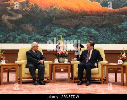 (150703) -- PECHINO, 3 luglio 2015 -- Yu Zhengsheng (R), presidente del Comitato Nazionale della Conferenza consultiva politica del popolo cinese, incontra il presidente di Singapore Tony Tan Keng Yam a Pechino, capitale della Cina, 3 luglio 2015. ) (lfj) INCONTRO CINA-SINGAPORE (CN) LiuxWeibing PUBLICATIONxNOTxINxCHN 150703 Pechino 3 luglio 2015 Yu Zheng Sheng r Presidente del Comitato Nazionale della Conferenza consultiva politica delle celebrità cinesi incontra il Presidente singaporiano Tony TAN Keng Yam a Pechino capitale della Cina 3 luglio 2015 lfj China Singapore Meeting CN LiuxWeibing PUBLI Foto Stock