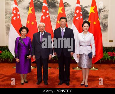 (150703) -- PECHINO, 3 luglio 2015 -- il presidente cinese Xi Jinping (2nd R) e sua moglie Peng Liyuan (1st R) posano per una foto di gruppo con il presidente singaporiano Tony Tan Keng Yam e sua moglie durante una cerimonia di benvenuto a Pechino, capitale della Cina, il 3 luglio 2015. ) (wyo) CHINA-BEIJING-XI JINPING-SINGAPORE-WELCOMING CEREMONY (CN) HuangxJingwen PUBLICATIONxNOTxINxCHN 150703 Pechino 3 luglio 2015 il presidente cinese Xi Jinping 2nd r e sua moglie Peng Liyuan 1st r posa per una foto di gruppo con il presidente singaporiano Tony TAN Keng Yam e sua moglie durante una cerimonia di benvenuto a Pechino capitale della Cina Foto Stock