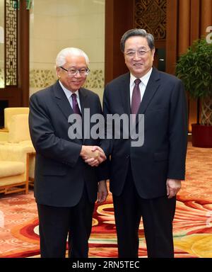 (150703) -- PECHINO, 3 luglio 2015 -- Yu Zhengsheng (R), presidente del Comitato Nazionale della Conferenza consultiva politica del popolo cinese, incontra il presidente di Singapore Tony Tan Keng Yam a Pechino, capitale della Cina, 3 luglio 2015. ) (lfj) INCONTRO CINA-SINGAPORE (CN) LiuxWeibing PUBLICATIONxNOTxINxCHN 150703 Pechino 3 luglio 2015 Yu Zheng Sheng r Presidente del Comitato Nazionale della Conferenza consultiva politica delle celebrità cinesi incontra il Presidente singaporiano Tony TAN Keng Yam a Pechino capitale della Cina 3 luglio 2015 lfj China Singapore Meeting CN LiuxWeibing PUBLI Foto Stock