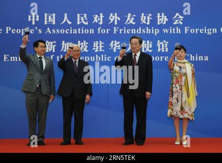 (150703) -- PECHINO, 3 luglio 2015 -- Yu Zhengsheng (2° R), presidente del Comitato Nazionale della Conferenza consultiva politica del popolo cinese, e il presidente singaporiano Tony Tan Keng Yam (2° L) partecipano ad un ricevimento commemorativo del 25° anniversario dell'istituzione dei legami diplomatici Cina-Singapore a Pechino, capitale della Cina, il 3 luglio 2015. ) (wyo) CHINA-BEIJING-SINGAPORE-RECEPTION-YU ZHENGSHENG (CN) LiuxWeibing PUBLICATIONxNOTxINxCHN 150703 Pechino 3 luglio 2015 Yu Zheng Sheng 2° r Presidente del Comitato Nazionale delle consulenze politiche delle celebrità cinesi Foto Stock