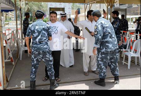 (150703) -- KUWAIT CITY, 3 luglio 2015 -- le guardie di sicurezza controllano i musulmani che partecipano alle preghiere congiunte del venerdì all'ingresso della grande Moschea di Kuwait City, il 3 luglio 2015. Le preghiere congiunte del venerdì si sono tenute per rafforzare il senso di solidarietà nazionale tra sunniti e sciiti, una settimana dopo un attacco suicida da da parte di un simpatizzante dello Stato islamico nei fedeli sciiti. Ibrahim)(azp) KUWAIT-GRAND MOSQUE-JOINT FRIDAY PRAYERS noufal PUBLICATIONxNOTxINxCHN 150703 Kuwait City 3 luglio 2015 le guardie di sicurezza controllano i musulmani che partecipano alle preghiere congiunte del venerdì ALL'ingresso della grande Moschea Foto Stock