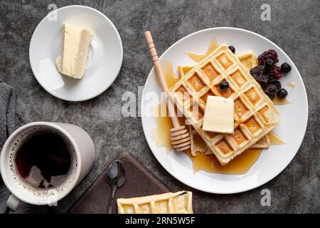 Piatto con cialde e tazza di tè al burro con vista dall'alto Foto Stock