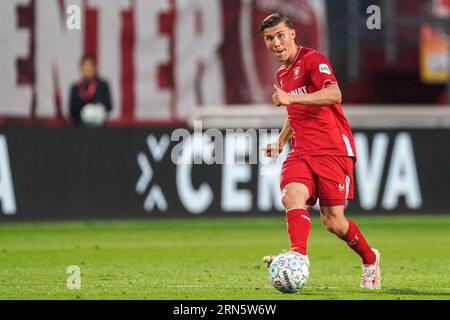 Enschede, Paesi Bassi. 31 agosto 2023. ENSCHEDE, PAESI BASSI - AGOSTO 31: Alfons Sampsted del FC Twente corre con la palla durante la partita Play-Off Leg 2 della UEFA Europa Conference League tra FC Twente e Fenerbahce al De Grolsch Veste il 31 agosto 2023 a Enschede, Paesi Bassi. (Foto di Joris Verwijst/Orange Pictures) credito: Orange Pics BV/Alamy Live News Foto Stock