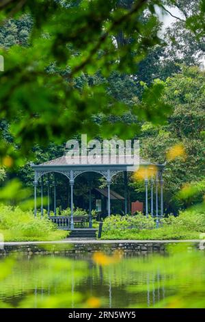 (150704) -- SINGAPORE, 4 luglio 2015 -- foto del file fornita dall'Organizzazione delle Nazioni Unite per l'educazione, la scienza e la cultura () mostra il Gazebo del lago dei cigni nei Giardini Botanici di Singapore. I Giardini Botanici di Singapore sono ora un sito Patrimonio dell'Umanità dopo che sono stati iscritti alla 39a sessione del Comitato del Patrimonio Mondiale a Bonn, in Germania, il canale televisivo locale NewsAsia ha riferito il 4 luglio 2015. -PATRIMONIO MONDIALE-GIARDINI BOTANICI DI SINGAPORE Unesco PUBLICATIONxNOTxINxCHN 150704 Singapore 4 luglio 2015 foto del file fornita dall'Organizzazione delle Nazioni Unite per l'educazione, la scienza e la cultura mostra T. Foto Stock
