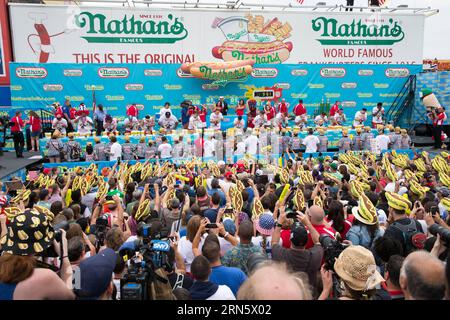 (150704) -- NEW YORK, 4 luglio 2015 -- i concorrenti prendono parte al famoso 4 luglio 2015 Nathan's International Hot Dog-Eating Contest a Coney Island di New York, negli Stati Uniti, il 4 luglio 2015. Nella gara maschile, Matt pietre ha mangiato 62 franchi e panini in 10 minuti, rompendo la gara di Chestnut per una nona vittoria consecutiva. Nella competizione femminile, tenutasi in precedenza sabato mattina, Miki Sudo ha mantenuto il titolo femminile mangiando 38 hot dog in 10 minuti. U.S.-NEW YORK-HOT DOG EATING CONTEST LixMuzi PUBLICATIONxNOTxINxCHN 150704 New York 4 luglio 2015 concorrenti prendono Foto Stock