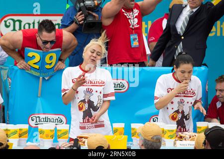 (150704) -- NEW YORK, 4 luglio 2015 -- i concorrenti prendono parte al famoso 4 luglio 2015 Nathan's International Hot Dog-Eating Contest a Coney Island di New York, negli Stati Uniti, il 4 luglio 2015. Nella gara maschile, Matt pietre ha mangiato 62 franchi e panini in 10 minuti, rompendo la gara di Chestnut per una nona vittoria consecutiva. Nella competizione femminile, tenutasi in precedenza sabato mattina, Miki Sudo ha mantenuto il titolo femminile mangiando 38 hot dog in 10 minuti.) U.S.-NEW YORK-HOT DOG EATING CONTEST LixMuzi PUBLICATIONxNOTxINxCHN 150704 New York 4 luglio 2015 i concorrenti prendono P Foto Stock