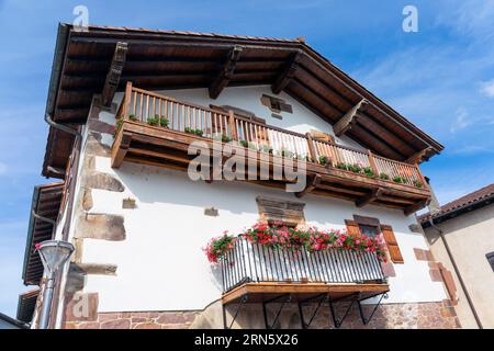 Europa, Spagna, Navarra, villaggio di Arizkun, architettura basca tradizionale in Calle Txuputo Foto Stock