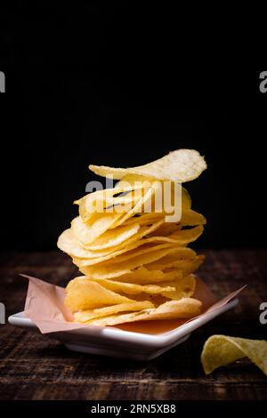 Vista frontale stack patatine fritte Foto Stock