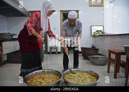 (150705) -- YINCHUAN, 5 luglio 2015 -- i musulmani preparano il pasto veloce nella Moschea Xifen durante il mese di digiuno musulmano del Ramadan nella contea di Tongxin, regione autonoma Ningxia Hui della Cina nordoccidentale, 3 luglio 2015. ) (Zwx) CHINA-NINGXIA-RAMADAN(CN) WangxPeng PUBLICATIONxNOTxINxCHN 150705 Yinchuan 5 luglio 2015 i musulmani preparano il pasto quasi rompente nella Moschea durante il mese di digiuno musulmano del Ramadan nella contea di Tongxin nella regione autonoma Di Ningxia Hui nella Cina nord-occidentale 3 luglio 2015 zwx Cina Ningxia Ramadan CN WangxPeng PUBLICAXINTIXINCHN Foto Stock